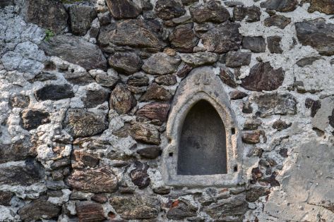 Modliszów, pow. świdnicki; gotyckie sakramentarium w budynku bramnym cmentarza kościelnego, uważane niegdyś za głowicę kapliczki