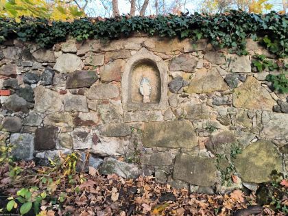Wleński Gródek, pow. lwówecki; głowica kamiennej kapliczki lub sakramentarium