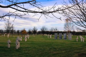 5. Cmentarz żołnierzy niemieckich poległych w II wojnie światowej (fot. 2013)