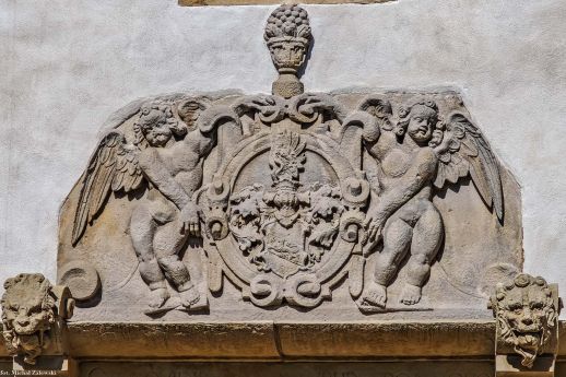 Herb w zwieńczeniu portalu (1602) kaplicy Uthmannów kościoła Świętej Trójcy w Żórawinie