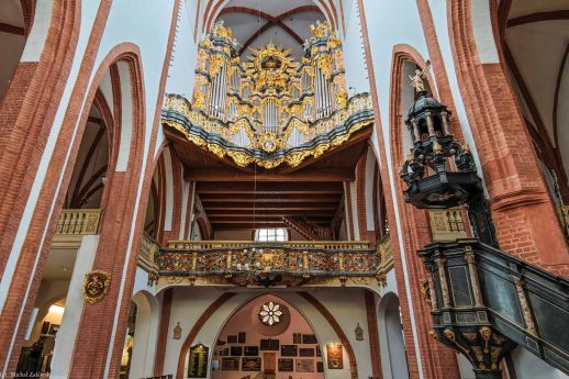 Prospekt organowy i empory (chóry): organowa, królewska i w nawach bocznych