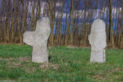 6. Karncza Góra; dwa kamienne krzyże