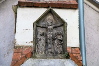 Paczków, pow. nyski; marter (głowica kapliczki?) na narożnej szkarpie kruchty północnej fary; herb Thurzo wskazuje na biskupa wrocławskiego w latach 1506-1520 Jana Thurzo wcześniej profesora Akademii Karkowskiej i jej rektora 1498-1499