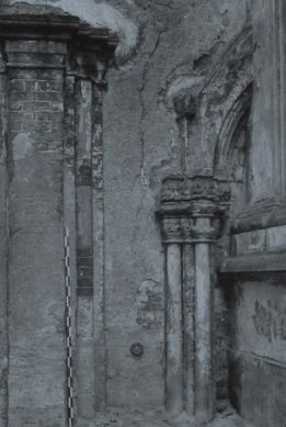 Lewa strona portalu zachodniego i lewa baza filaru zachodniej wieży przed renowacją i odsłonięciem