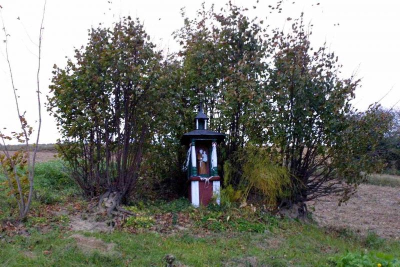 Plik:Zwiartów, kapliczka słupowa.jpeg