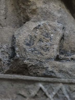 Znak (herb domowy, Hausmarke, gmerk) używany przez Hansa I Krapffa (starego) (zm. 1497); pierwsza postać z lewej.