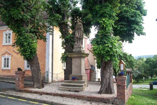Poběžovice, kraj pilzneński. Najstarszy pomnik Jana Nepomucena. Kamienna rzeźba z 1682 r.