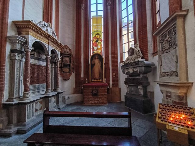 Widok kaplicy przy prezbiterium zamykającej od wschodu nawę południową