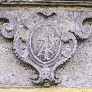 Adam Beck posługiwał się gmerkiem o charakterze pisarskim (Schriftzeichen), mającym formę znaku przypominającego cyfrę 4, z wpisanymi w nią literami AB.