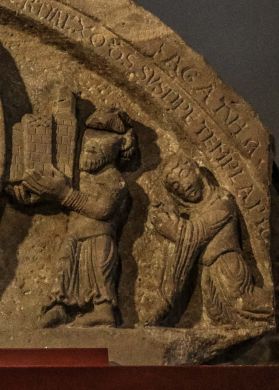 Tympanon Jaksy; fragment z Jaksą i Agatą oraz napis AGATHA