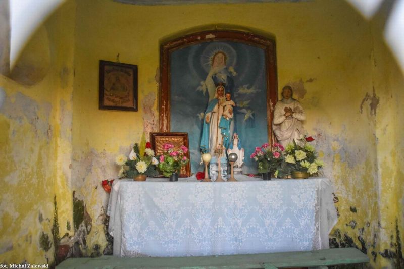 Plik:Braszowice kapliczka domkowa.jpg