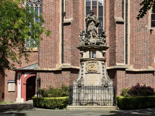 Figura św. Jana Nepomucena z 1723 r. przed kościołem św. Macieja