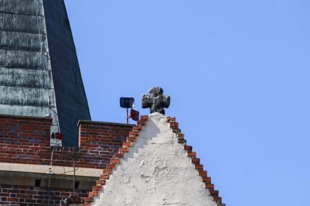 Turów, pow. wrocławski; kamienny krzyż w szczycie kościoła