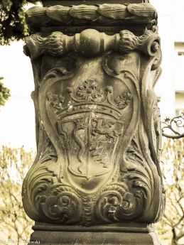 Św. Jan Nepomucen, Cieplice; cokół lewa strona widza (fot. 2014)