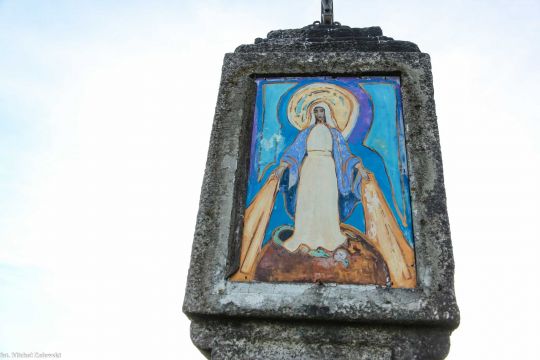 Obraz na blasze w kapliczce kamiennej koło Polakowic