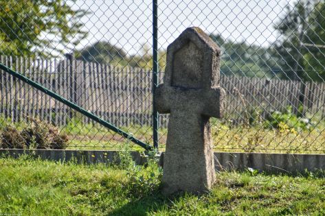 Modliszów, pow. świdnicki; Kapliczka/krzyż z rytem tasaka?