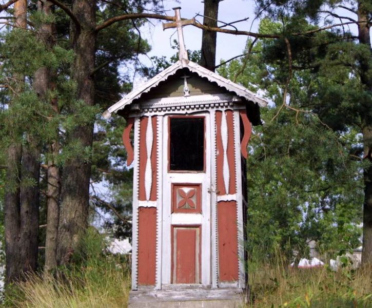 Plik:Dąbrówka, kurpiowska kapliczka domkowa.jpeg