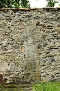 Węgry, pow. wrocławski, gm. Żórawina; 2 krzyż w murze