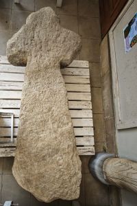 Nysa; krzyż przeniesiony w 2020 r. z Wierzbięcic koło Nysy do lapidarium nyskiego muzeum. Ryt 1623DEN27MART wskazuje, że krzyż upamiętnia jakieś zdarzenie, być może tragiczne, z tego dnia.