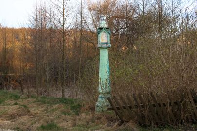 Pławna Górna, pow. lwówecki; kamienna kapliczka słupowa z 1880