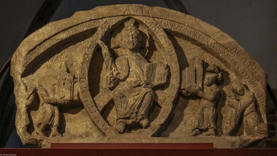 Tympanon fundacyjny opactwa na Ołbinie z przedstawieniem Chrystusa w mandorli; po lewej książę Bolesław Kędzierzawy z synem Leszkiem, Jaksa i jego żona Agata