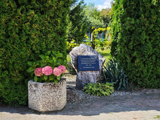 Słoków, woj. opolskie, pow. prudnicki. Na pamiątkę pierwszym mieszkańcom przybyłym do Słokowa z Kresów Wschodnich w latach 1945 - 1946. Potomkowie 2018.