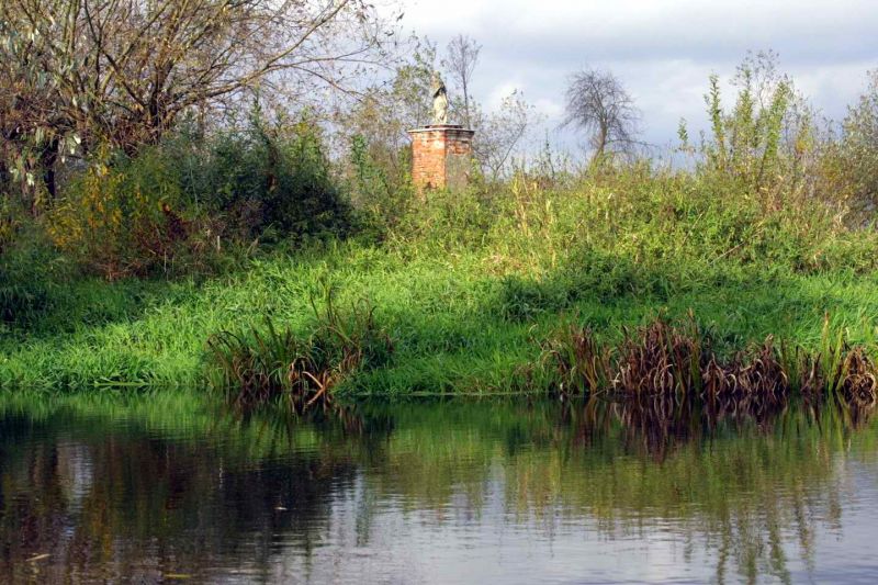 Plik:Gostkowo, Nepomuk, rzeka Brok.jpg