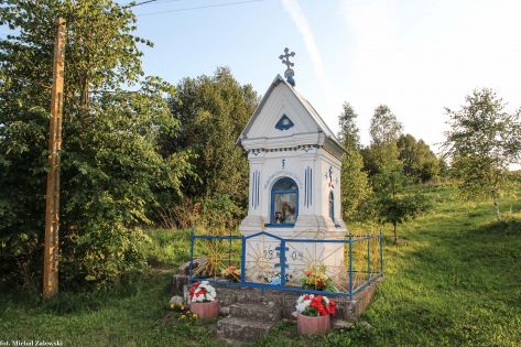Kapliczka wnękowa w Ozieranach Wielkich na Podlasiu