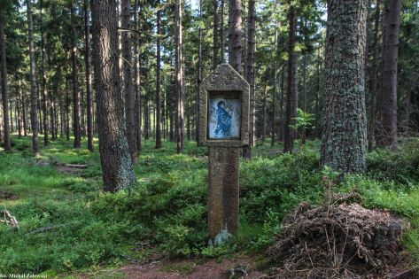 Kamienna kapliczka przydrożna z XIX w.