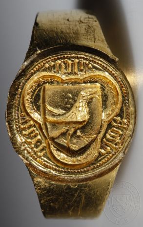 Jeden z najważniejszych zachowanych czeskich pierścieni pieczętnych z czasów dynastii luksemburskiej. Około 1385 roku Wacław IV wyniósł swojego sługę Jírę z Roztok koło Křivoklátu do godności "pana Rzeszy w Królestwie Czeskim" i potwierdził mu herb odziedziczony po przodkach.