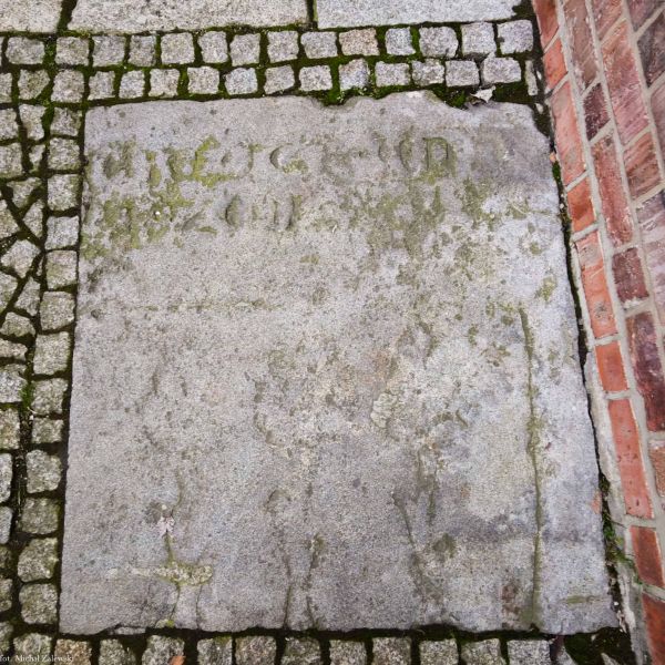 Plik:Płyta nagrobna fa 1.jpg