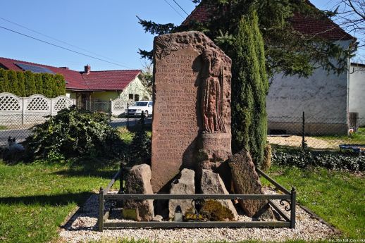Stojanów (Nieder Penzighammer), pow. zgorzelecki. Inskrypcja w tłumaczeniu: Ku nieprzemijającej pamięci bohaterów poległych za ojczyznę. Wdzięczna społeczność Nieder-Penzighammer. Niżej znajdują się nazwiska dziewięciu poległych żołnierzy: trzech w Rosji w 1914 r., jednego w Rosji w 1915 r., jednego pod Verdun w 1916 r., jednego w Rosji w 1916 r.; miejsca śmierci dwóch pozostałych są nieczytelne.