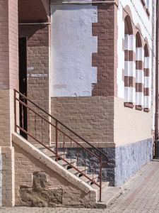 Pszenno, pow. świdnicki, gm. Świdnica; granitowy krzyż wmurowany w schody do szkoły