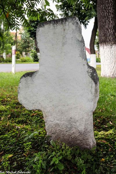 Plik:Bogunów krzyż kamienny a.jpg