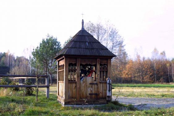 Kapliczka brogowa zwieńczona pazdurem