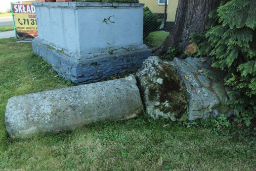 5. Kolumna leżąca obok kapliczki (fot. 2013).