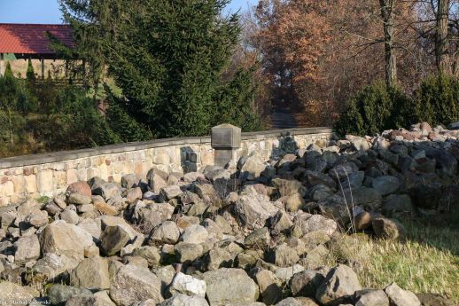 Sobota; fragment cmentarza z opisywanym nagrobkiem