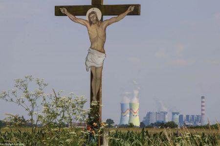 Krzyż z Chrystusem z blachy w Starych Siołkowicach