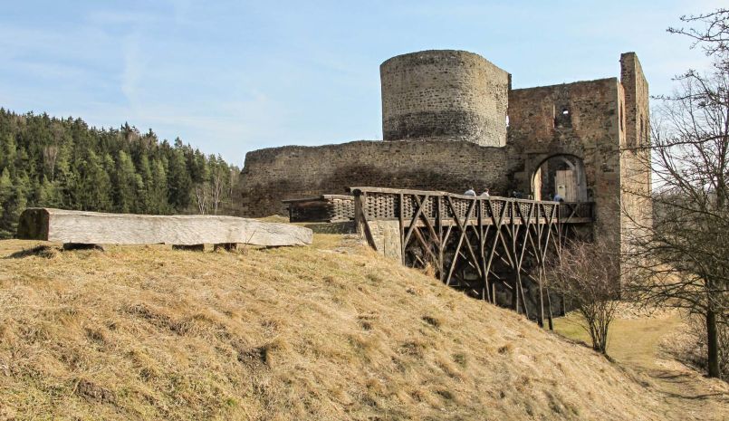 Ruiny gotyckiego zamku Krakovec w wiosce o tej samej nazwie w powiecie Rakovník (kraj środkowoczeski)