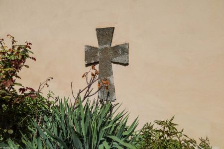 Tetin, kraj środkowoczeski, Czechy. Kamienny krzyż w murze dziedzińca średniowiecznego kościoła św. Katarzyny. Pierwotnie był to element architektoniczny w szczycie kościoła, skąd został usunięty w 1929 roku i wmurowany w aktualne miejsce.