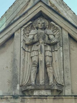 Jelenia Góra, kaplica krematorium, 1914 Trzymetrowa płaskorzeźba Michała Archanioła, wspierającego się na mieczu, zdobi fasadę kaplicy krematorium na Cmentarzu Komunalnym w Jeleniej Górze. Umieszczona ponad neogotycką rozetą, stanowi centralny akcent kompozycji frontowej. Data 1914 u stóp postaci upamiętnia zakończenie budowy obiektu. .