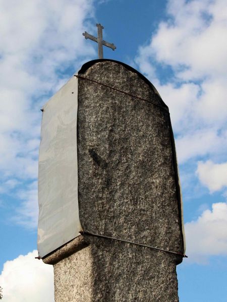 Plik:Strzelce, kapliczka monolitowa c.jpeg