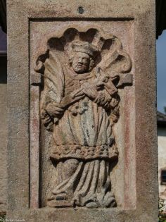 Św. Jan Nepomucen; płaskorzeźba na cokole kolumny maryjnej w Mladkowie.