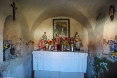 Wnętrze przydrożnej kapliczki w Wirach