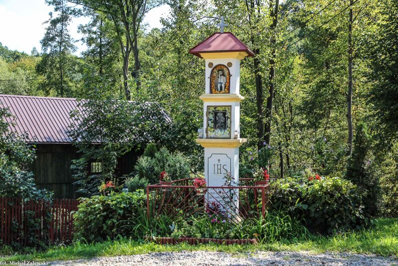 Plik:Hermanowa kapliczka słupowa.jpg