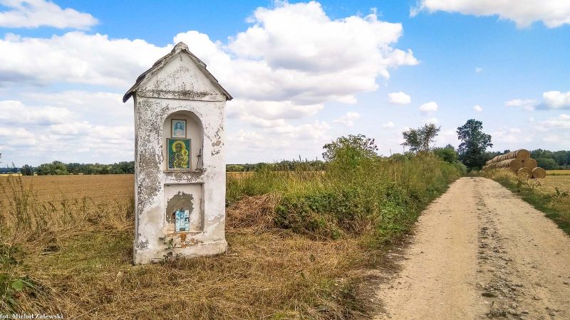 Plik:Broniszowice kapliczka słupowa.jpg