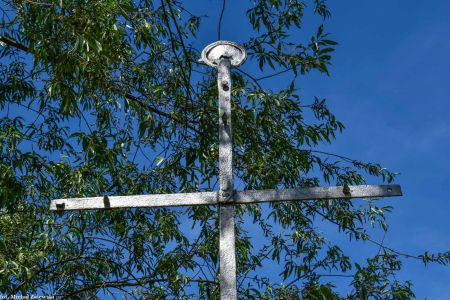 Metalowy krzyż przydrożny na murowanym postumencie, Wojciechów