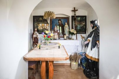 Brzeźnica, pow. prudnicki; obraz i figura św. Jana Nepomucena w kapliczce dzwonnicy z 1852 r.