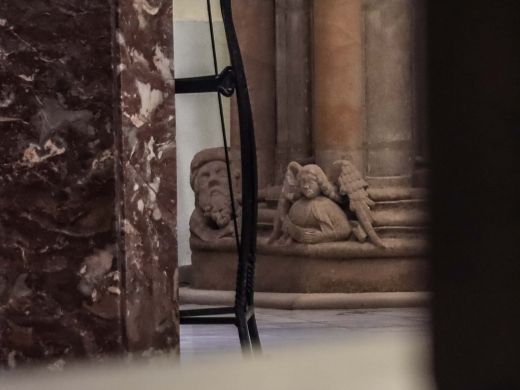 2. Sakramentarium w farze elżbietańskiej; z lewej jeden z dwóch proroków, wg. Luchsa[2] i Schultza[3] to sam Jost Tauchen lub jego pomocnik (współpracownik); drugi prorok znajduje się z tyłu sakramentarium.