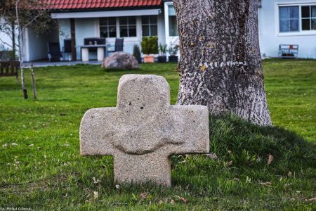 Dieterskirchen, pow. Schwandorf; krzyż z reliefem buta. Motyw ten interpretowano jako symbol religijny (naśladowania Chrystusa – podążania jego śladami) lub nagrobny (związany z zawodem zmarłego, ewentualnie jako dar ofiarny mający odpędzać demony lub zapobiegać powrotowi zmarłego), jednak możliwe wyjaśnienie takiego rytu przynoszą także źródła dotyczące dawnego wymiaru sprawiedliwości. W pouczeniu prawnym (Weistum) ze Schönecken z 1549 r. czytamy, że za ciężkie naruszenie pokoju sądowego (Gerichtsfrieden) – np. zadanie krwawej rany – groziła kara okaleczenia polegająca na odcięciu dłoni lub stopy (najczęściej lewej). Dlatego występujące na kamiennych krzyżach ryty butów lub odciski stóp interpretuje się czasem jako symbol odciętej stopy, czyli ostrzeżenie przed naruszeniem porządku prawnego.